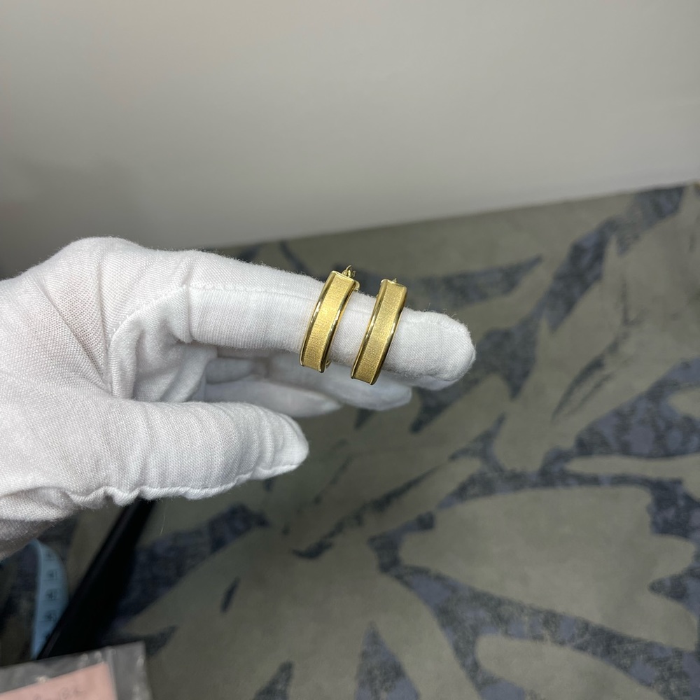 18k Gold, textured, Milor hoop earrings